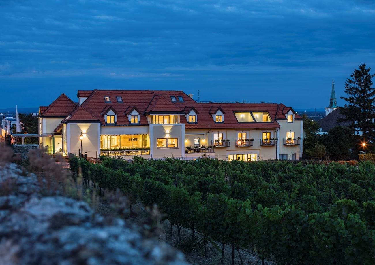 Außenansicht des Hotels Turmhof am Abend