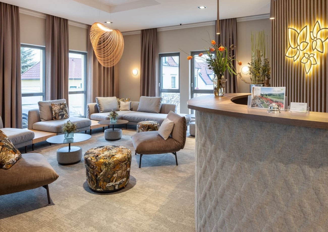 Die Rezeption des 4-Sterne-Hotels Turmhof empfängt Sie herzlich