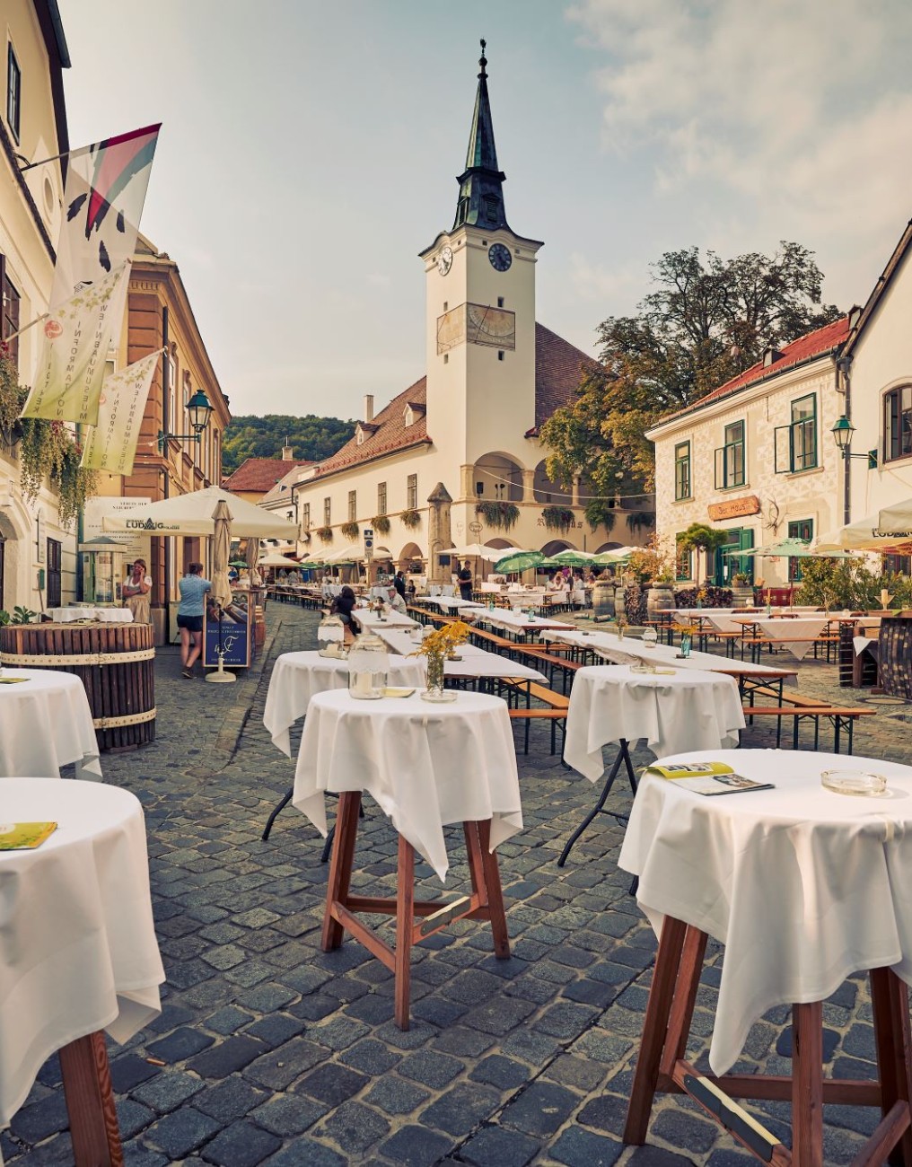 Kirchplatz vor dem Weinbaumuseum in Gumpoldskirchen