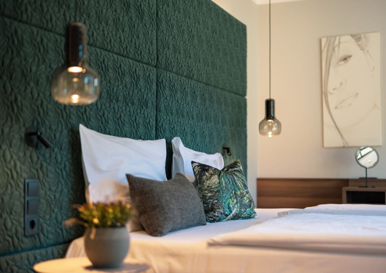 Modernes und gemütliches Bett in der Zimmerkategorie Turmsuite