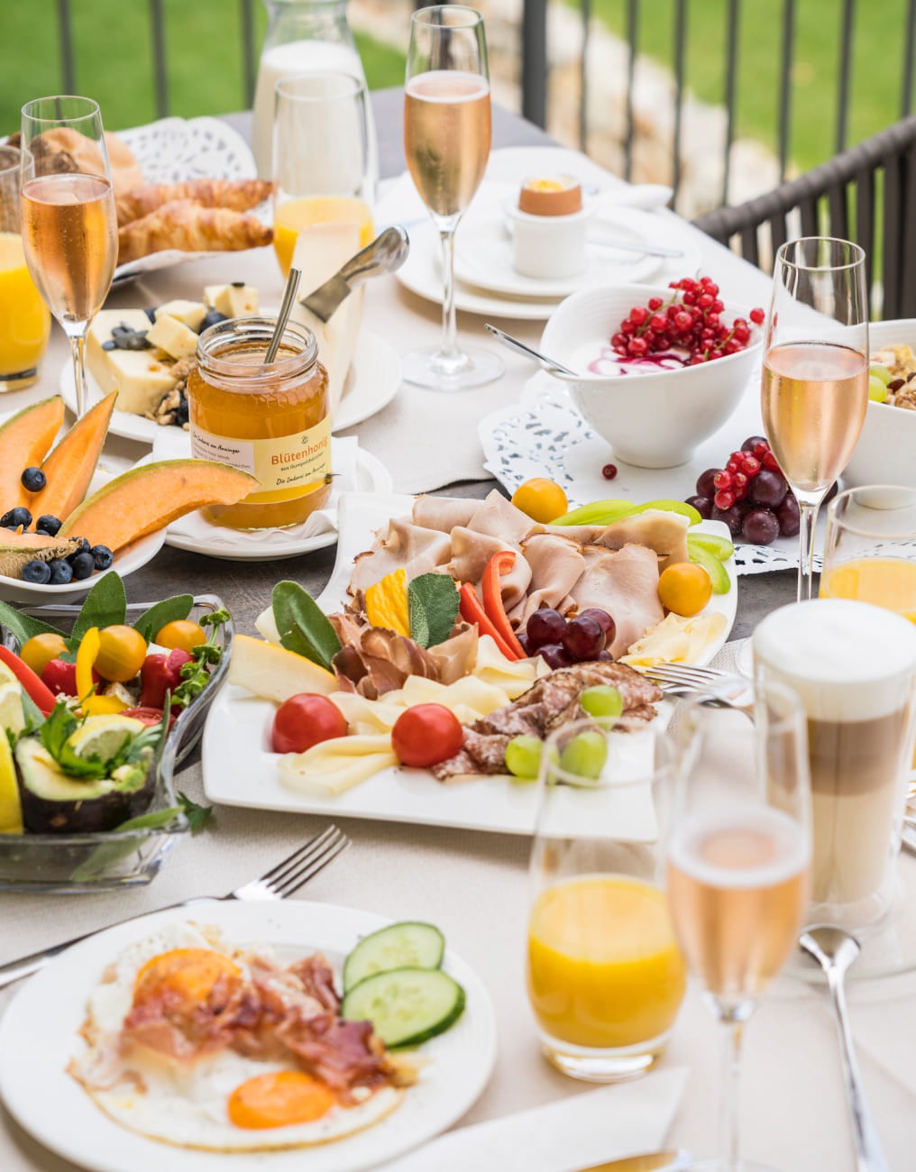 Fein gedeckter Frühstückstisch auf der Terrasse