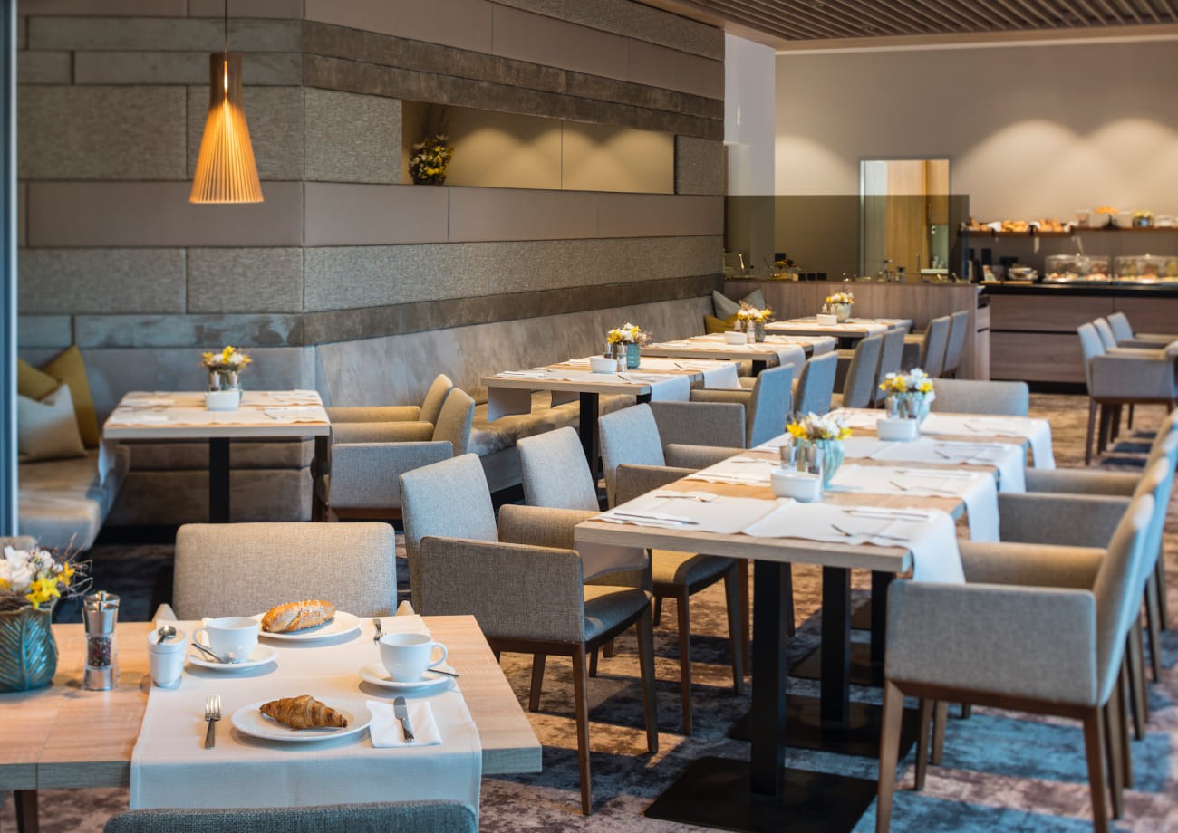 Moderner Frühstücksraum im Hotel Turmhof