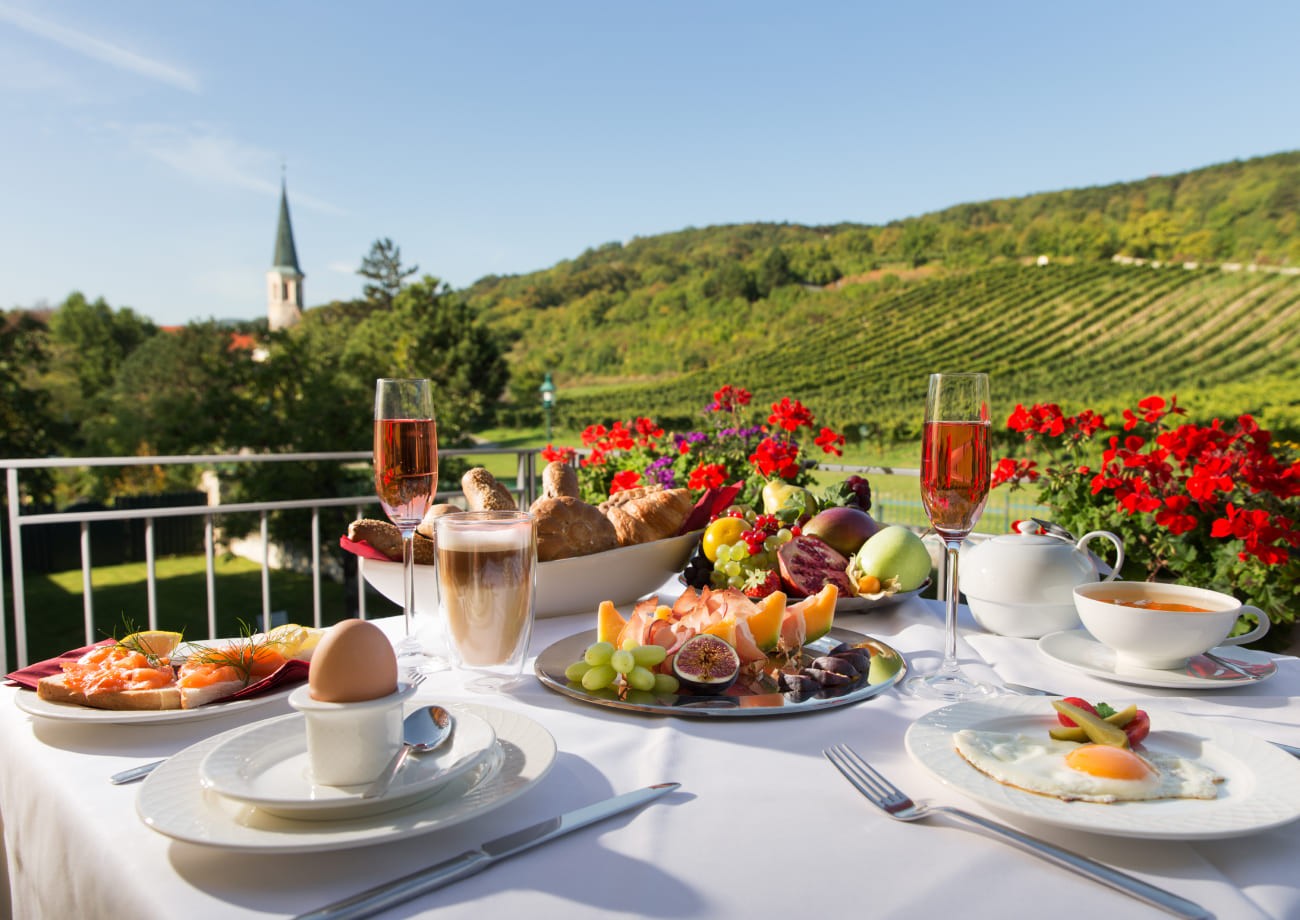 Frühstücken auf der Sonnenterrasse des Hotel Turmhof