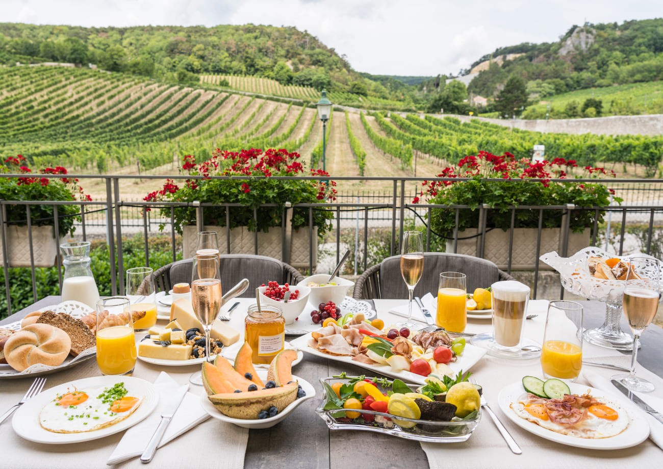 Frühstücken in den Weinbergen im Frühstückshotel Turmhof in Gumpoldskirchen