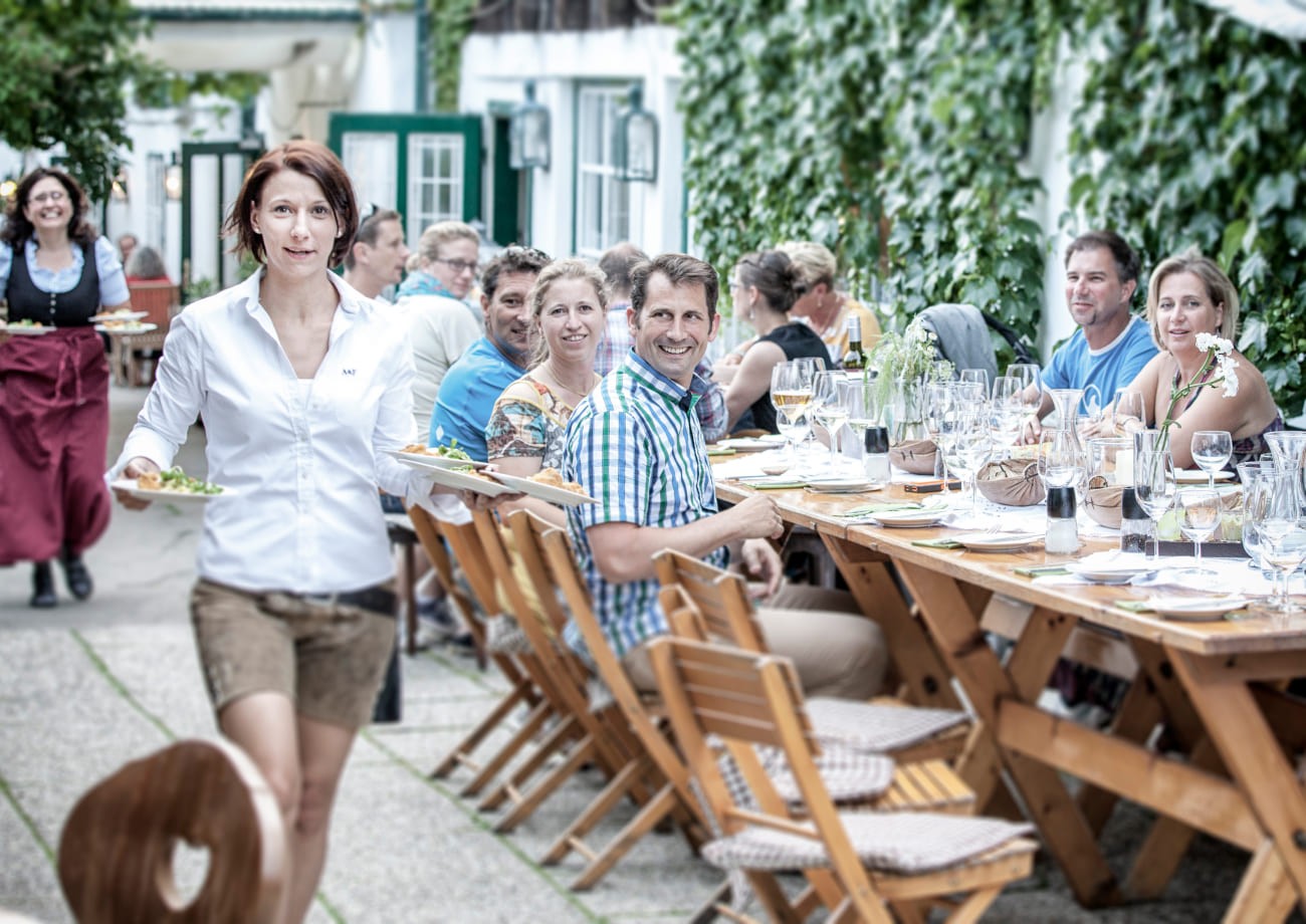 Essen und trinken beim Heurigen in Gumpoldskirchen