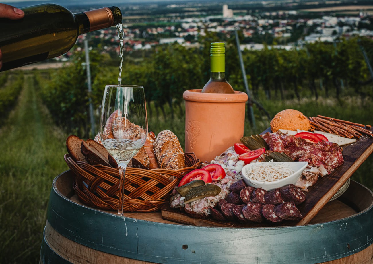 Regionale Schmankerl in den Weinbergen © Weinland Thermenregion/Adrian Almasan