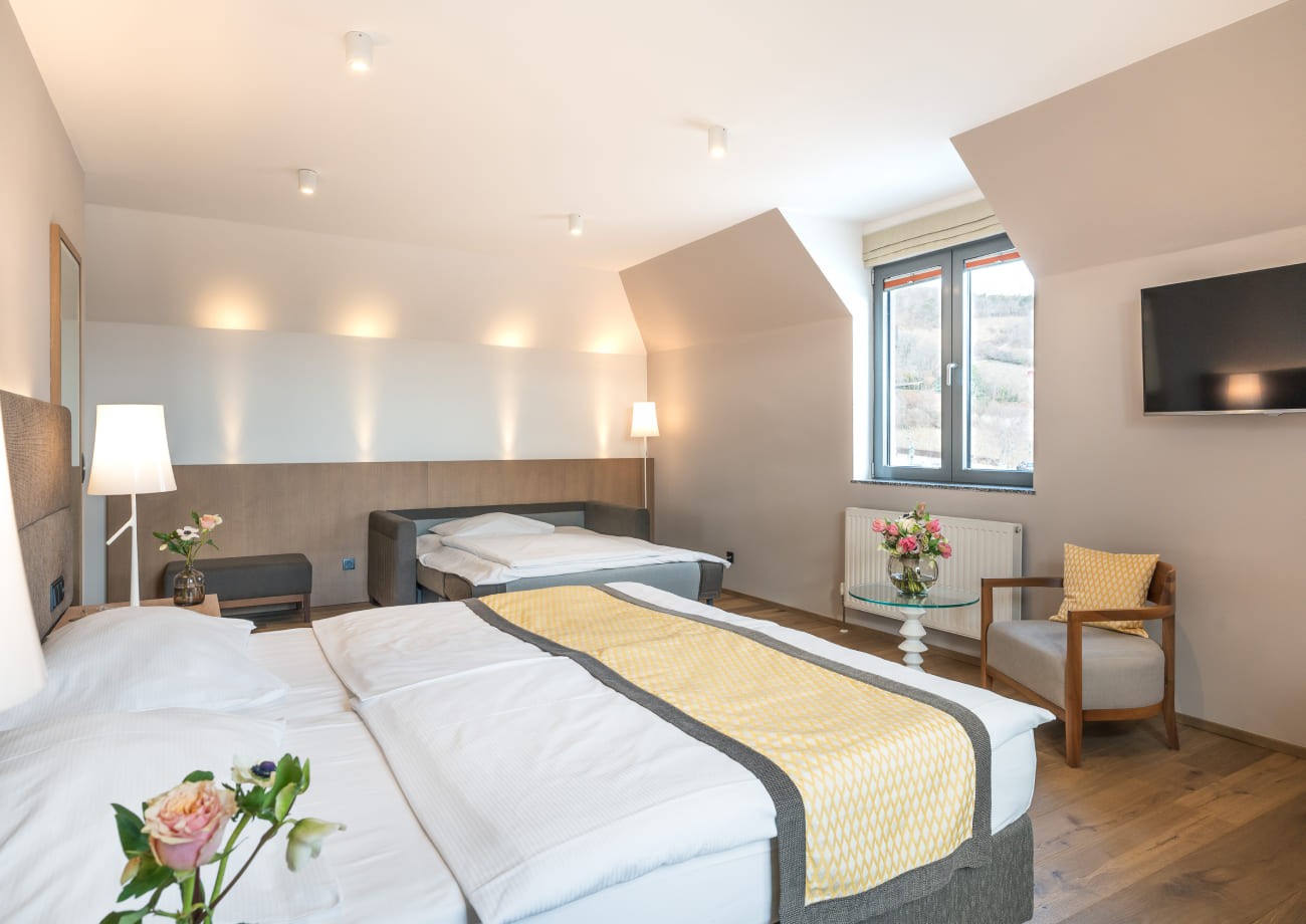 Genießerzimmer mit Auszieh-Couch im Hotel Turmhof in Gumpoldskirchen