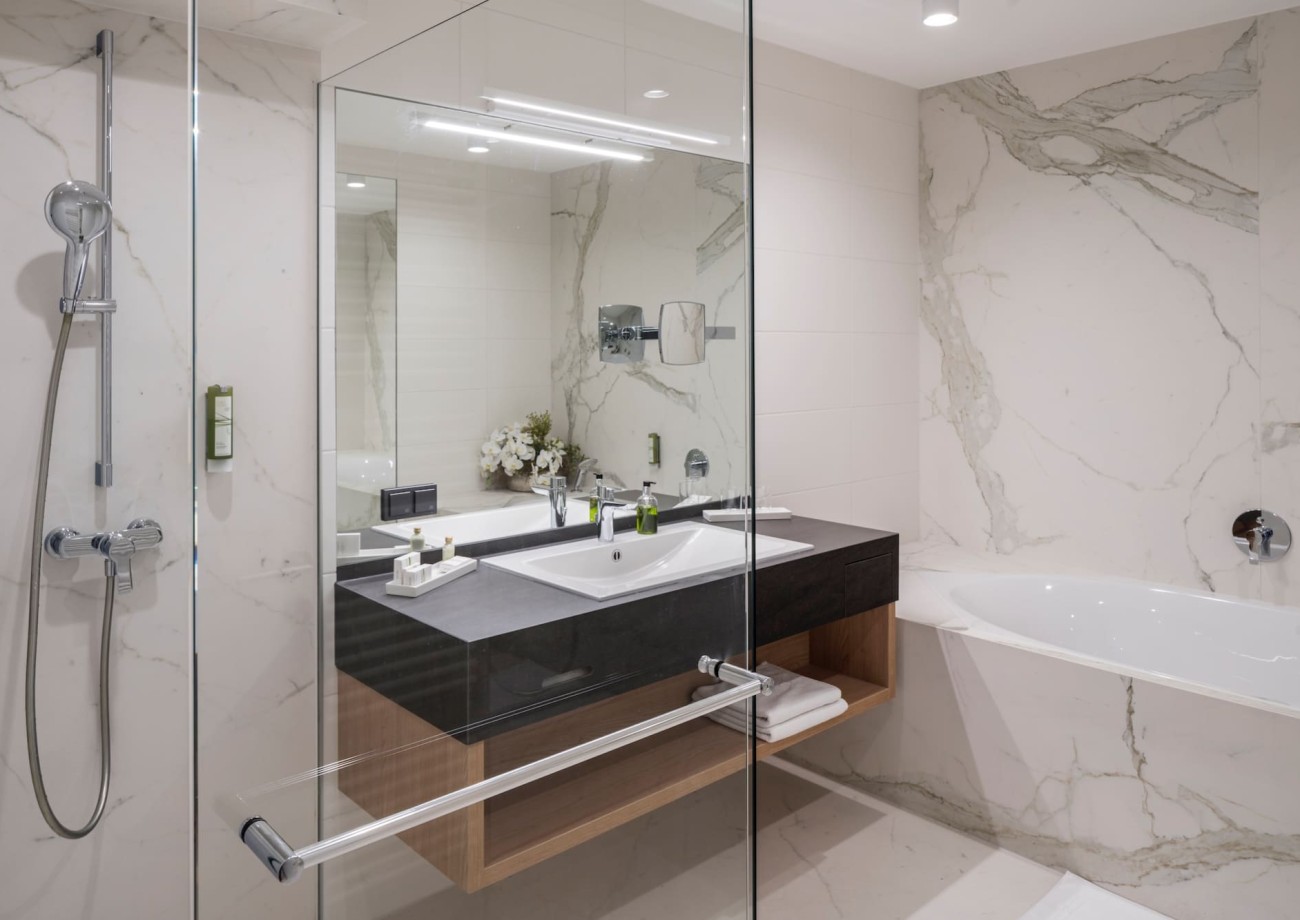 Modernes Badezimmer im Genießerzimmer im Hotel Turmhof in Gumpoldskirchen