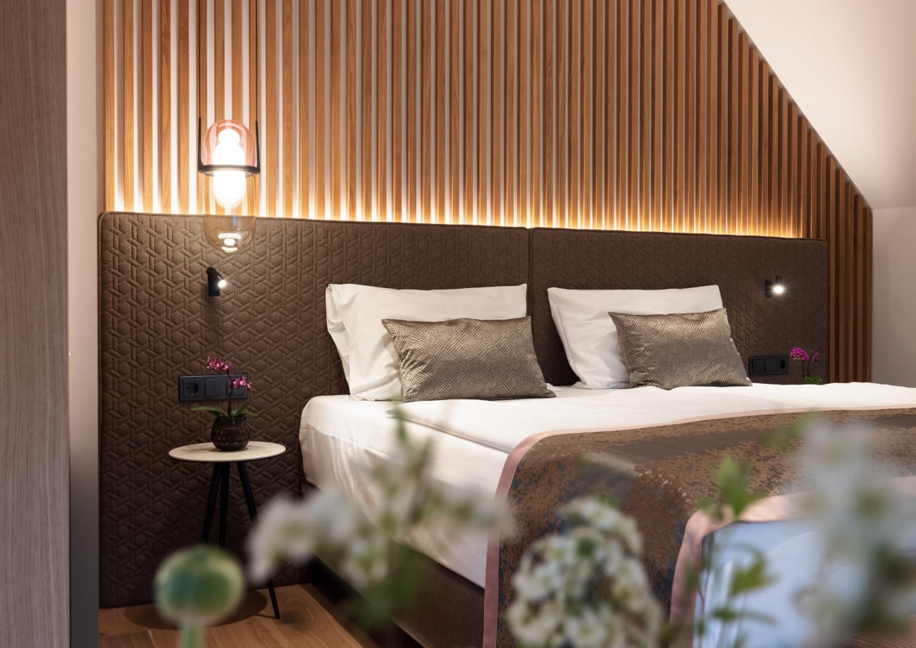 Bett in der Suite im Hotel Turmhof