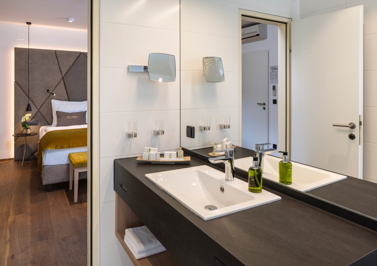 Badezimmer mit Blick in den Schlafbereich in der Weinbergsuite 