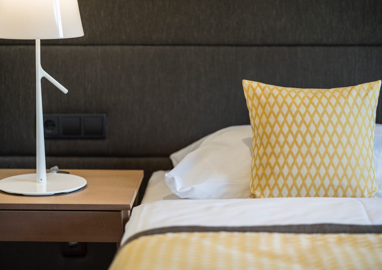 Detailbild Bett im Wohlfühldoppelzimmer im 4-Sterne Hotel Turmhof in Gumpoldskirchen