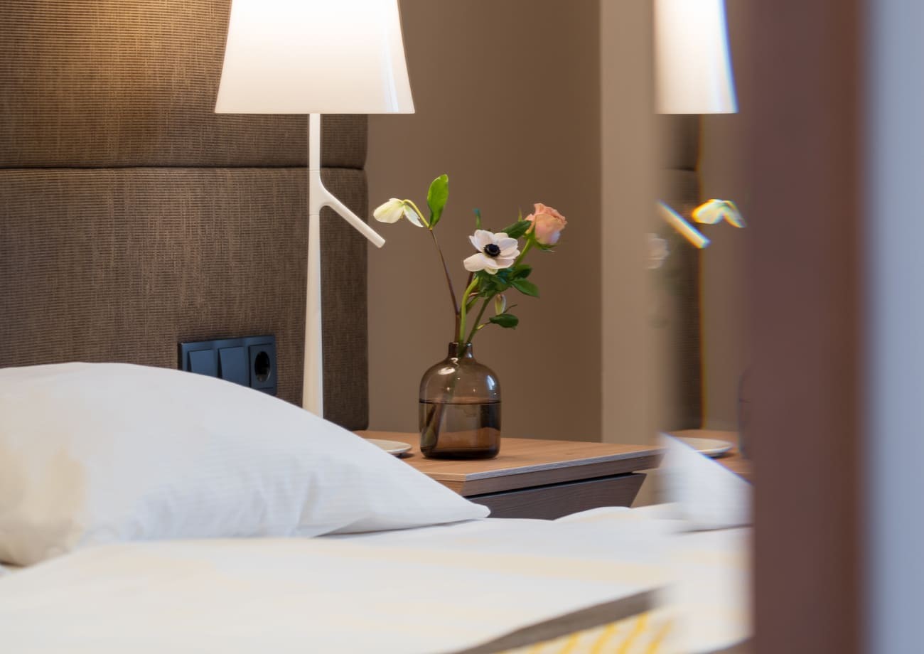Blumen im Wohlfühldoppelzimmer im 4-Sterne Hotel Turmhof in Gumpoldskirchen